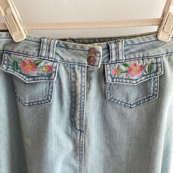 Topshop Jean skirt with front floral embroidered pockets with snaps. Size 6 - Picture 8 of 16